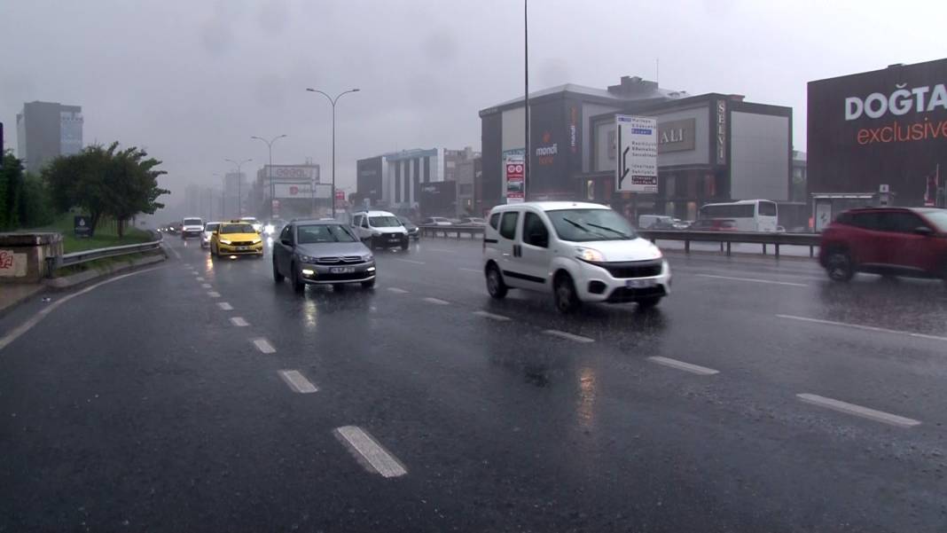 İstanbul’da sağanak etkisini gösterdi: Bahçe duvarı yıkıldı, ev sular altında kaldı 4